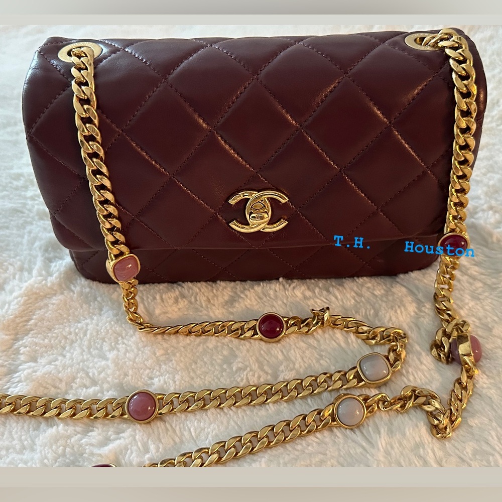 🚫SOLD🚫
Chanel burgundy small flap gold hardware ghw